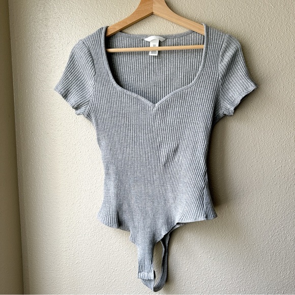 ๐ฉถ Gray Sweetheart Neckline Short Sleeve Bodysuit - XL - Picture 2 of 7